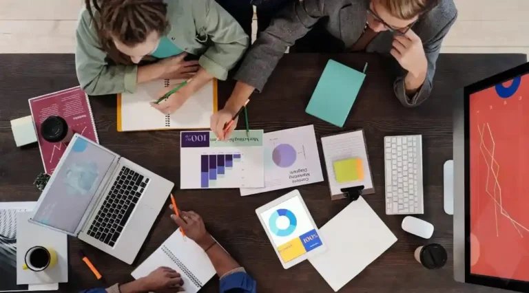 grupo de personas que se encuentran trabajando en un proyecto con una agencia de marketing