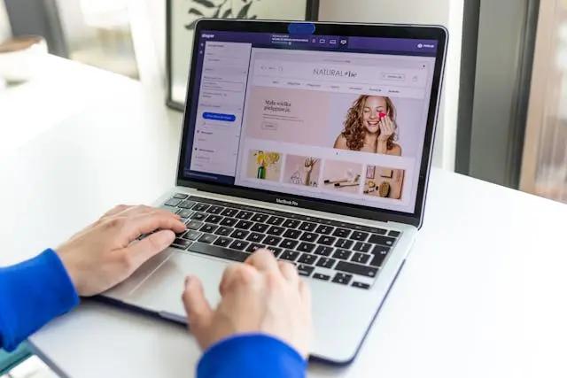 una laprop mostrando un ecommerce
