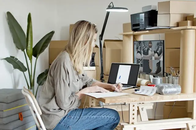 una chica buscando una estrategia para captar clientes