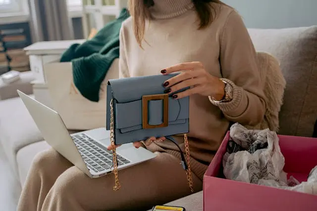 una muejr con una cartera en la mano para la venta