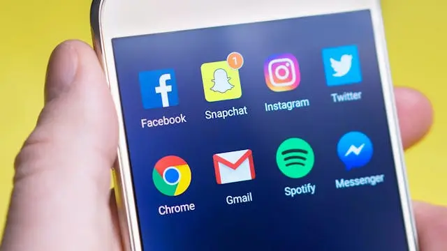 telefono con iconos de las redes sociales