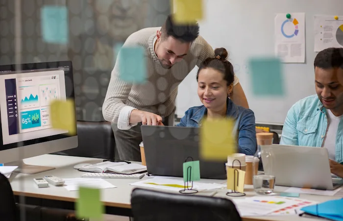 profesionales de marketing ideando una estrategia comercial