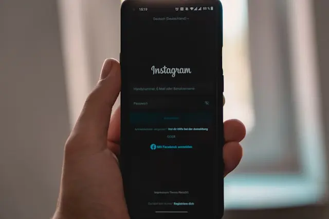Un telegfono movil mostrando la red social Instagram