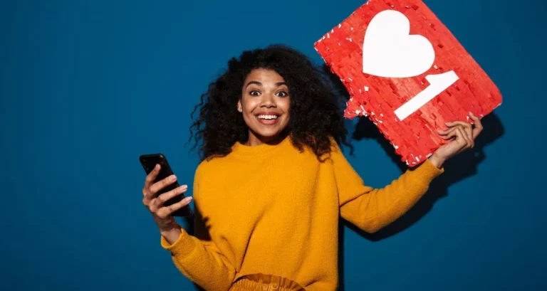 una chica sosteniendo una reaccion de instagram por ofrecer servicios de community manager