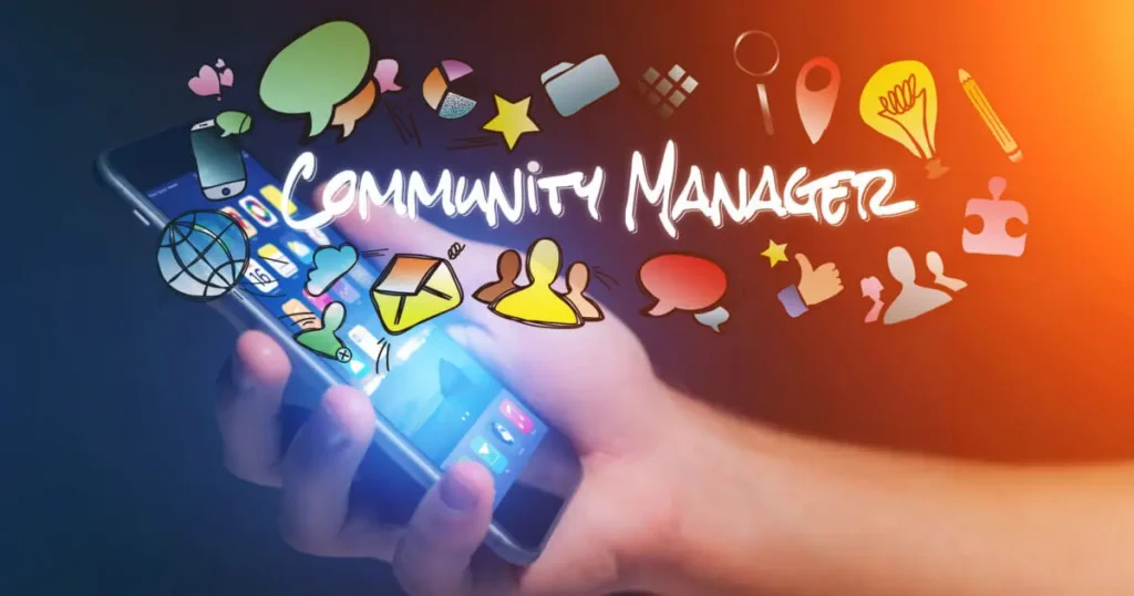 mano de un especialista en community manager que usa las redes sociales