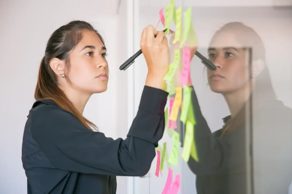 jovencita realizando apuntes en la pizarra