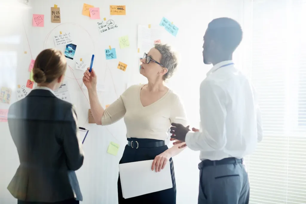 Equipo desarrollando estrategia donde la narrativa empresarial impulsa diferenciación competitiva