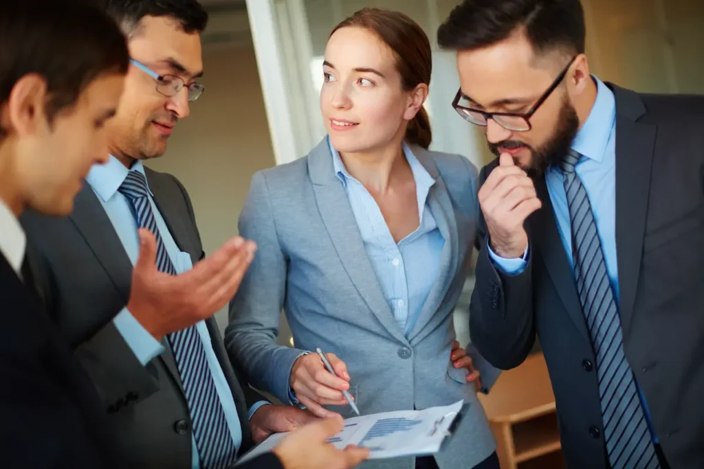 Equipo de trabajo analizando estrategia y narrativa empresarial en reunión corporativa