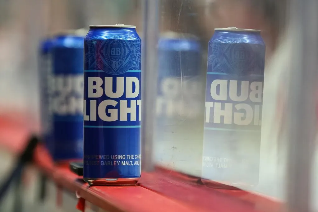 Crisis de marca ejemplos: Bud Light y la reacción del público tras su campaña con influencer