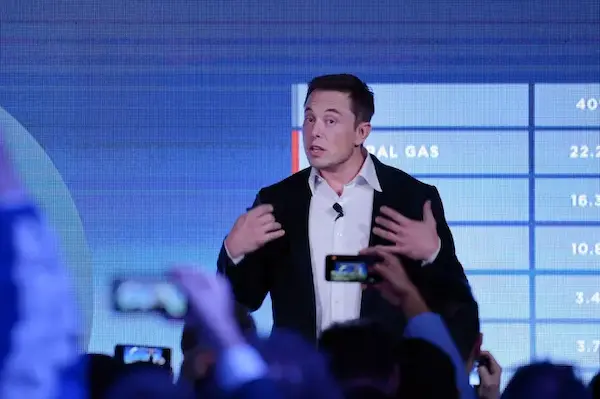 Crisis de marca ejemplos recientes Tesla y la controversia alrededor de su liderazgo