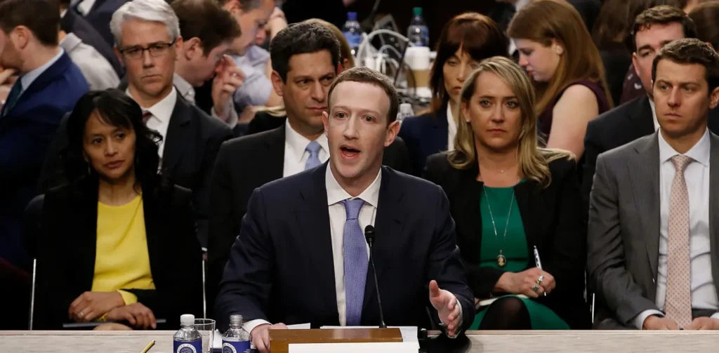Crisis de marca ejemplos: Mark Zuckerberg durante el escándalo de Cambridge Analytica y la investigación a Facebook