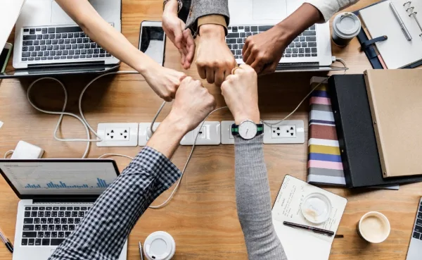 ¿Dónde utilizar frases de equipos de trabajo dentro de una empresa?